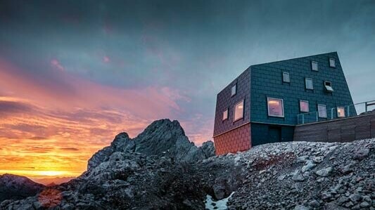 Extraordinär arkitektur i bergen: Seethalerhütte på Dachstein täckt med PREFA tak- och fasadpanel Fx.12 i stengrått.