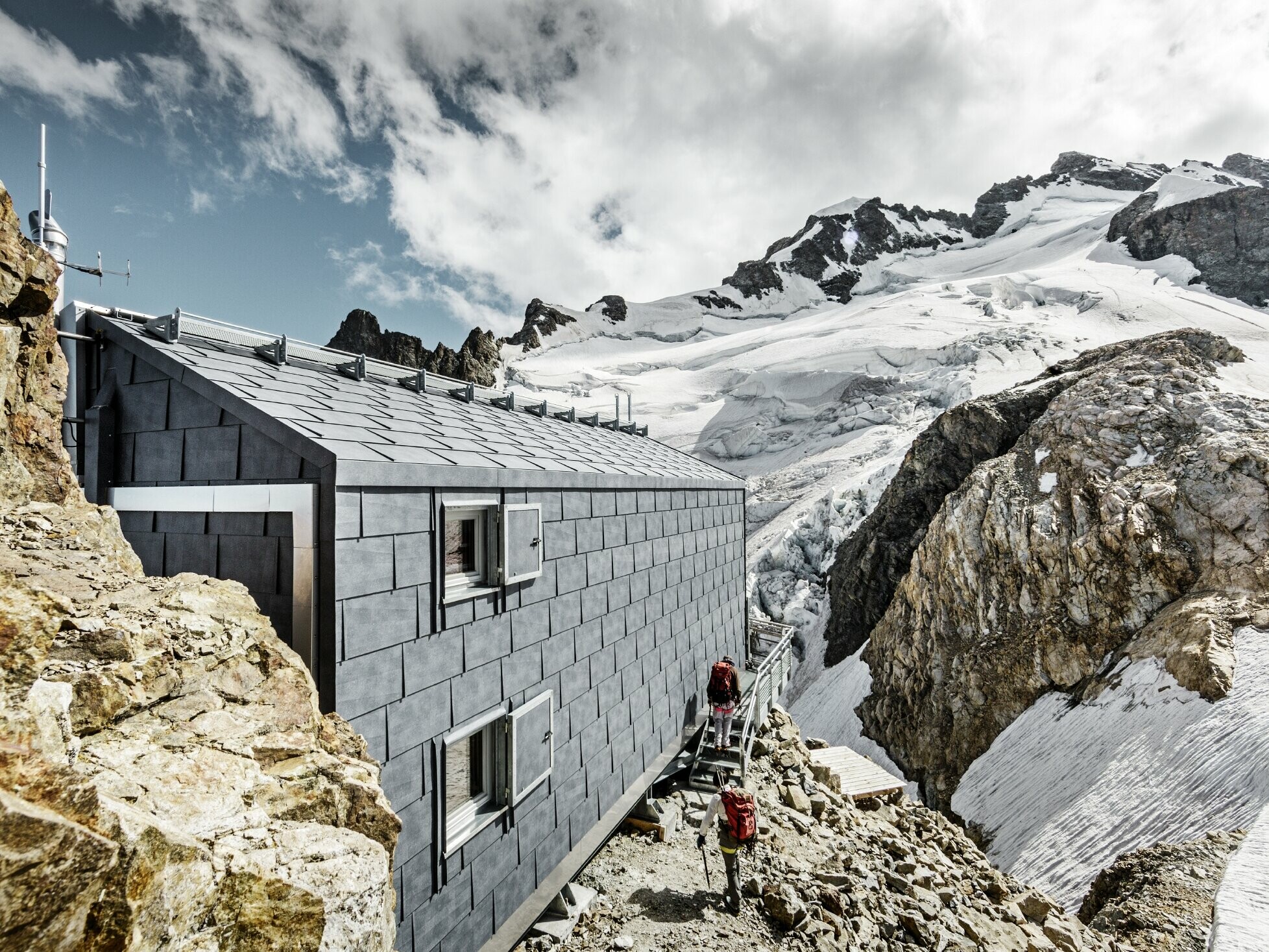 [Translate to Svenska:] Berghütte auf dem La Meije in Frankreich verkleidet mit FX.12 in P.10 Steingrau