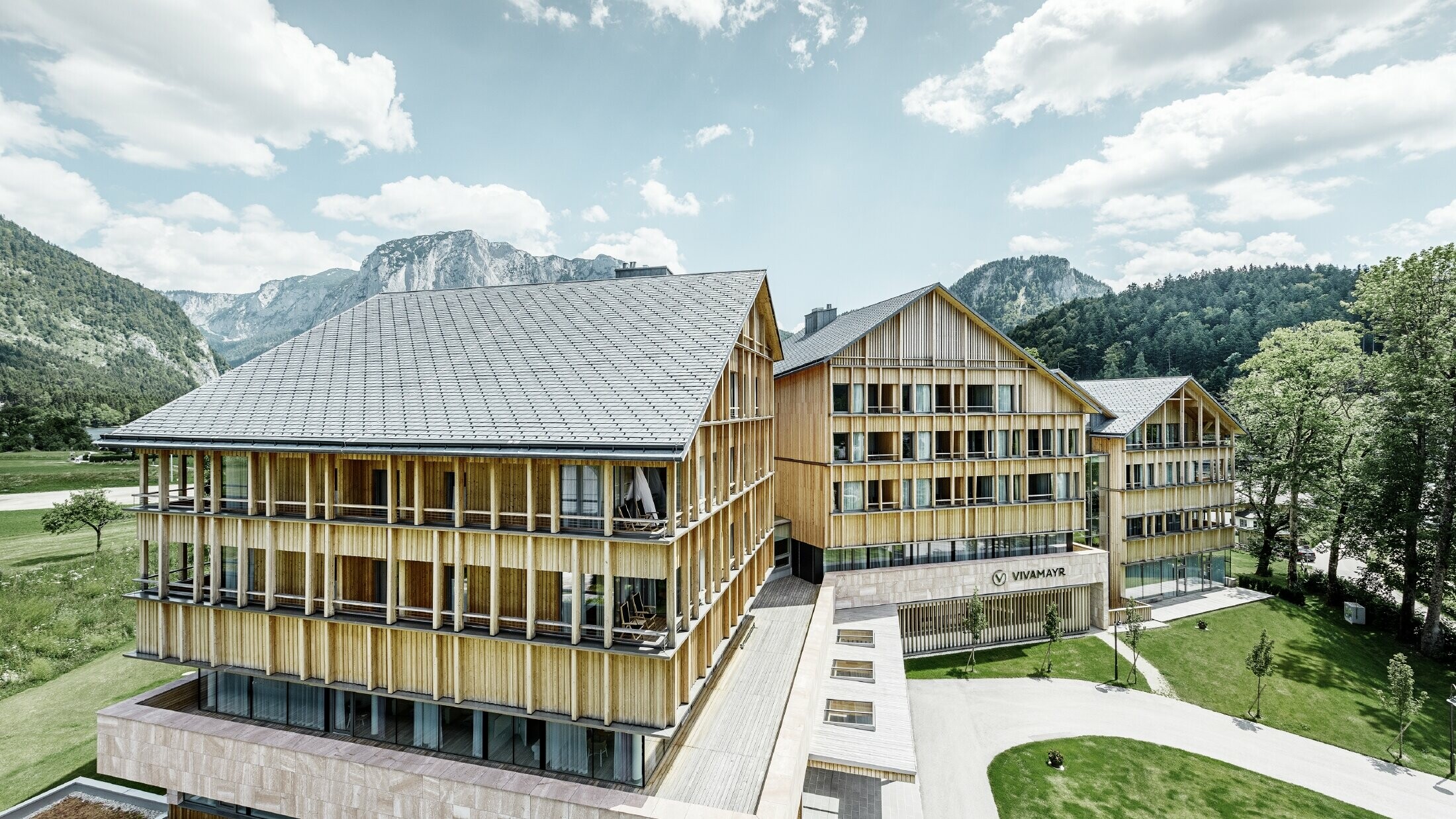 Hotel Vivamayr i Altaussee med träfasad och PREFA takshingeltak