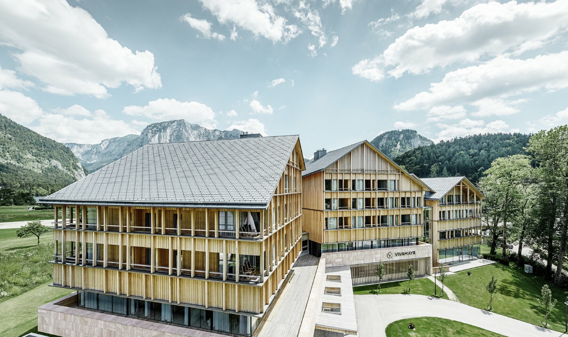 Hotel Vivamayr i Altaussee med träfasad och PREFA takshingeltak