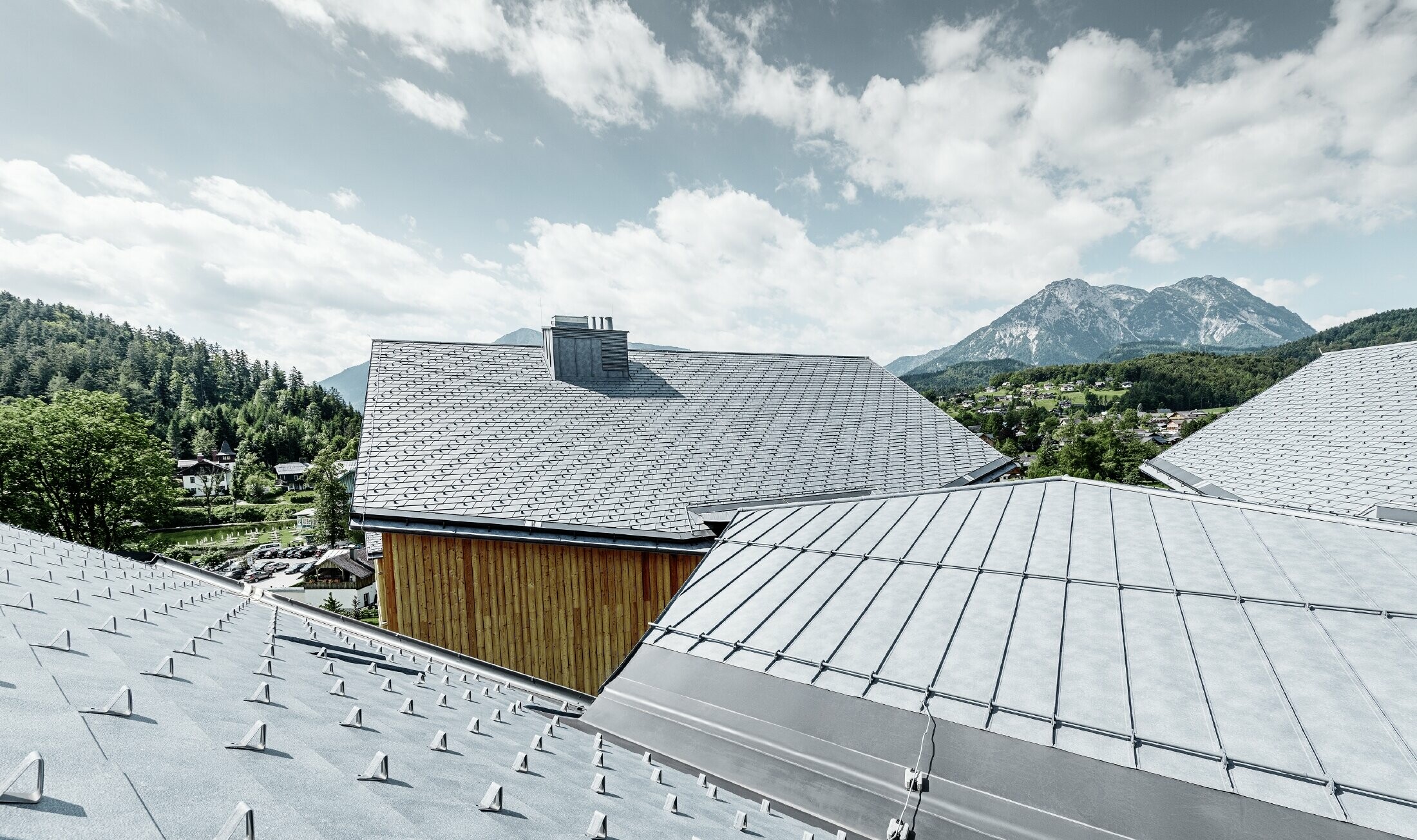 Hotell Vivamayr i Altaussee med träfasad och PREFA takshingeltak