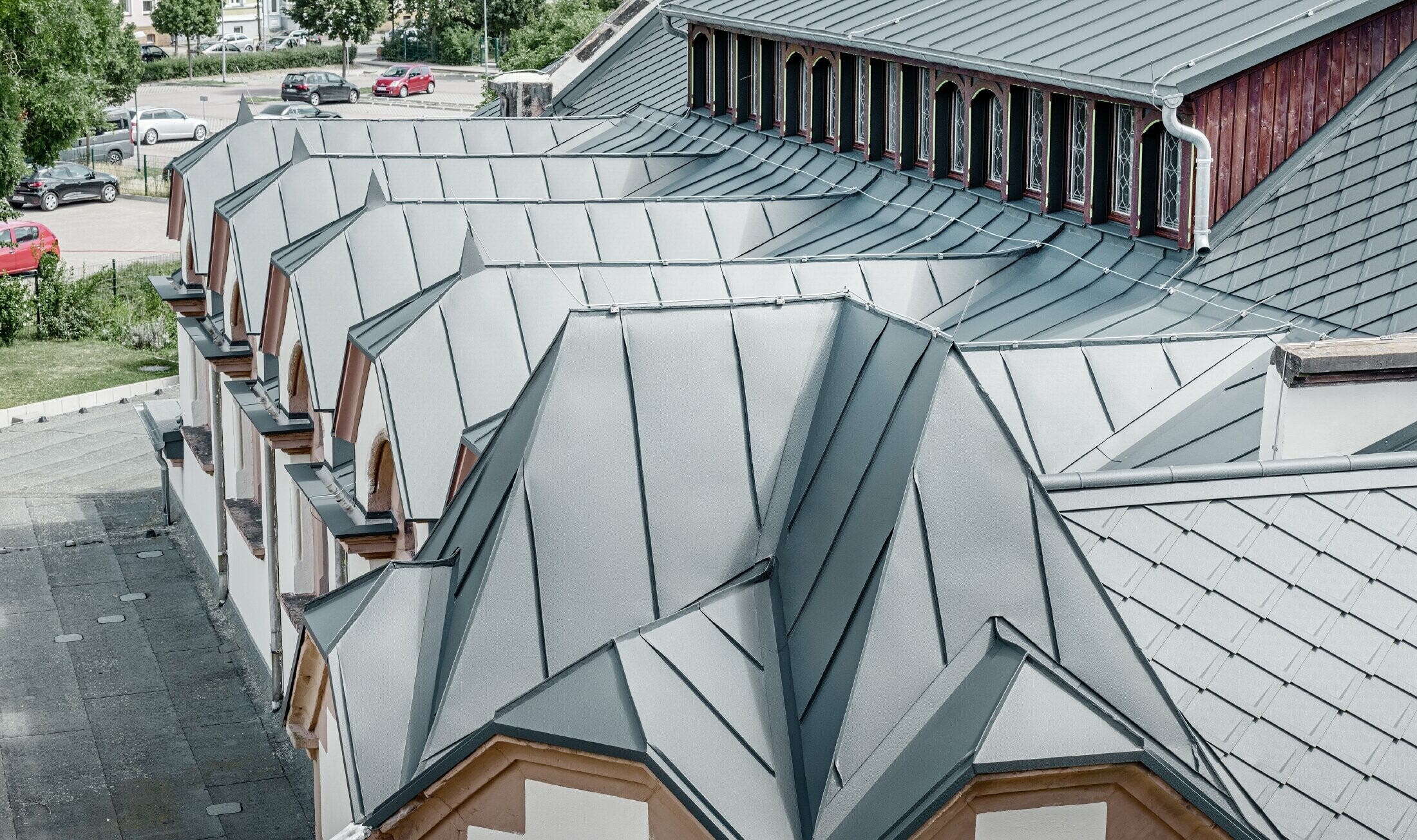 nyrenoverad sporthall på skolan i Lutherstadt Wittenberg med ett aluminiumtak från PREFA, lagt med takromber och prefalz i antracitgrått