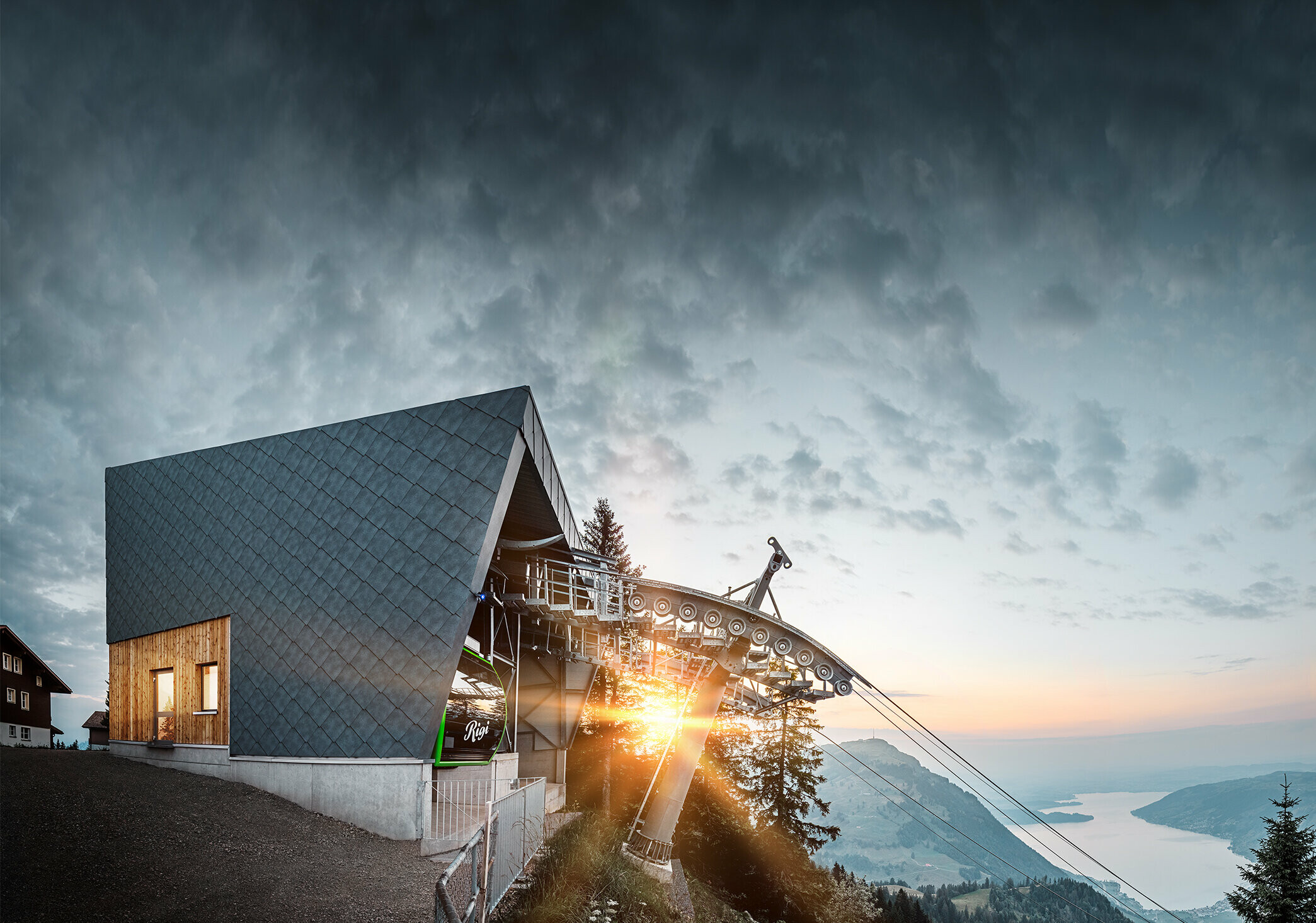 Bergstationen Rigi Bahn Scheidegg vid soluppgång. Den nyrenoverade bergstationen kläddes med PREFA väggromb 44 × 44 i P.10, stengrå.