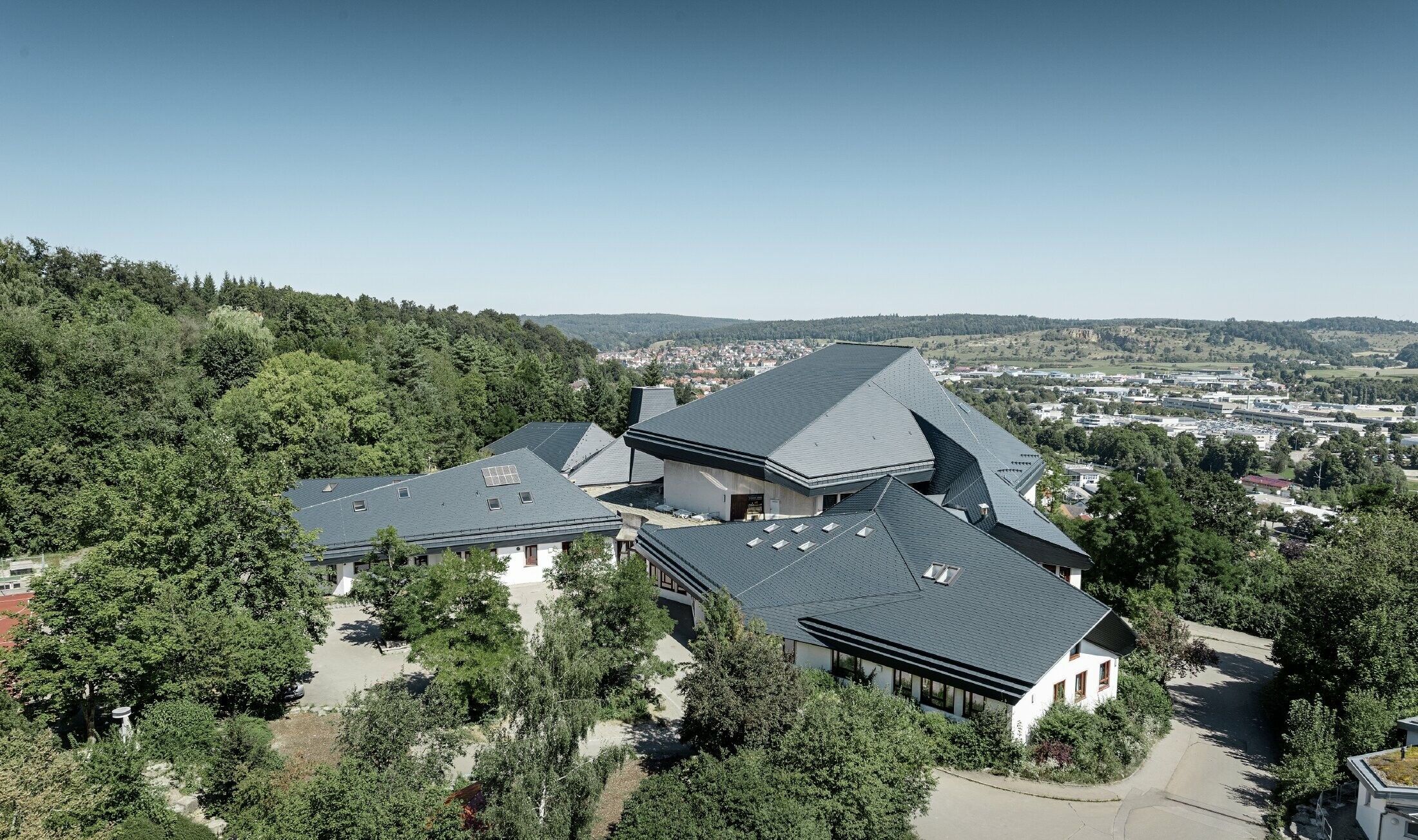 Waldorfskola i Heidenheim med nyrenoverat tak, den stora takytan med många vinklar och lutningar täcktes med PREFA takshingel i antracitgrått