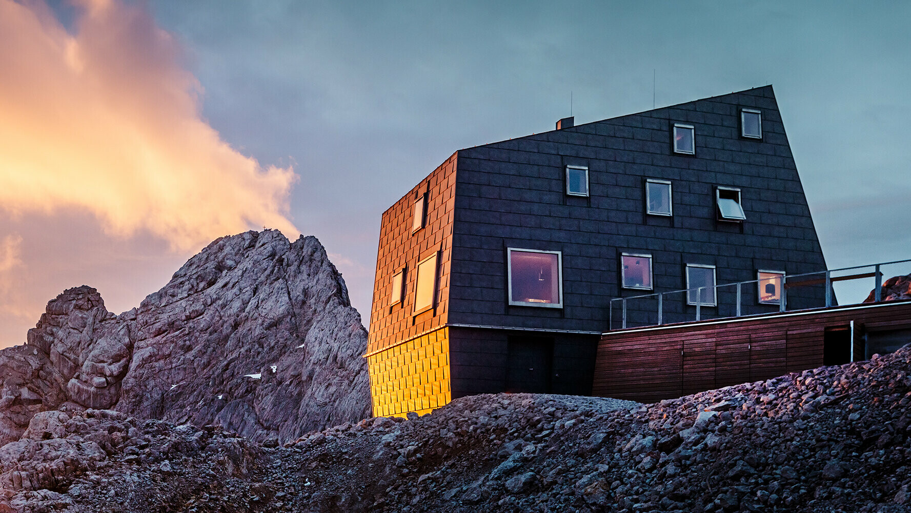 nybyggd alpstuga vid bergskedjan Dachstein med PREFA FX.12 tak- och fasadpaneler av aluminium i P.10 stengrå