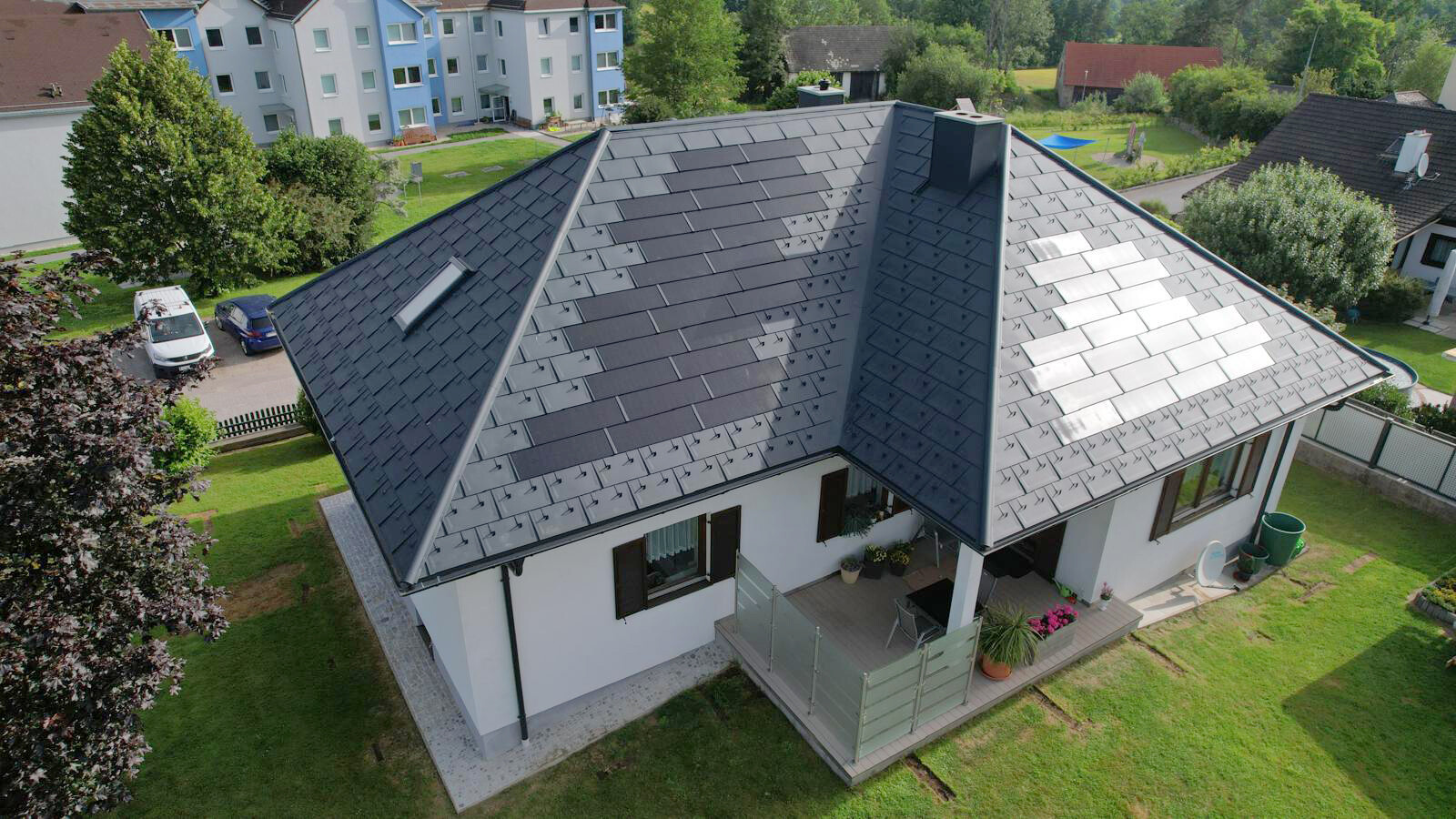 En klassisk villa i Weitra, Niederösterreich, som renoverats med de innovativa PREFA solar takplatta och takpanelerna R.16. Taket kombinerar högkvalitativa aluminiumprodukter och avancerad solteknik för att generera hållbar energi samtidigt som det ger ett snyggt skydd. PREFA-taket ger huset ett elegant och modernt utseende. De innovativa takpanelerna med solceller bidrar också till miljövänlig energiproduktion. Det högkvalitativa plåttaket står för hållbarhet, väderbeständighet och energieffektivitet.