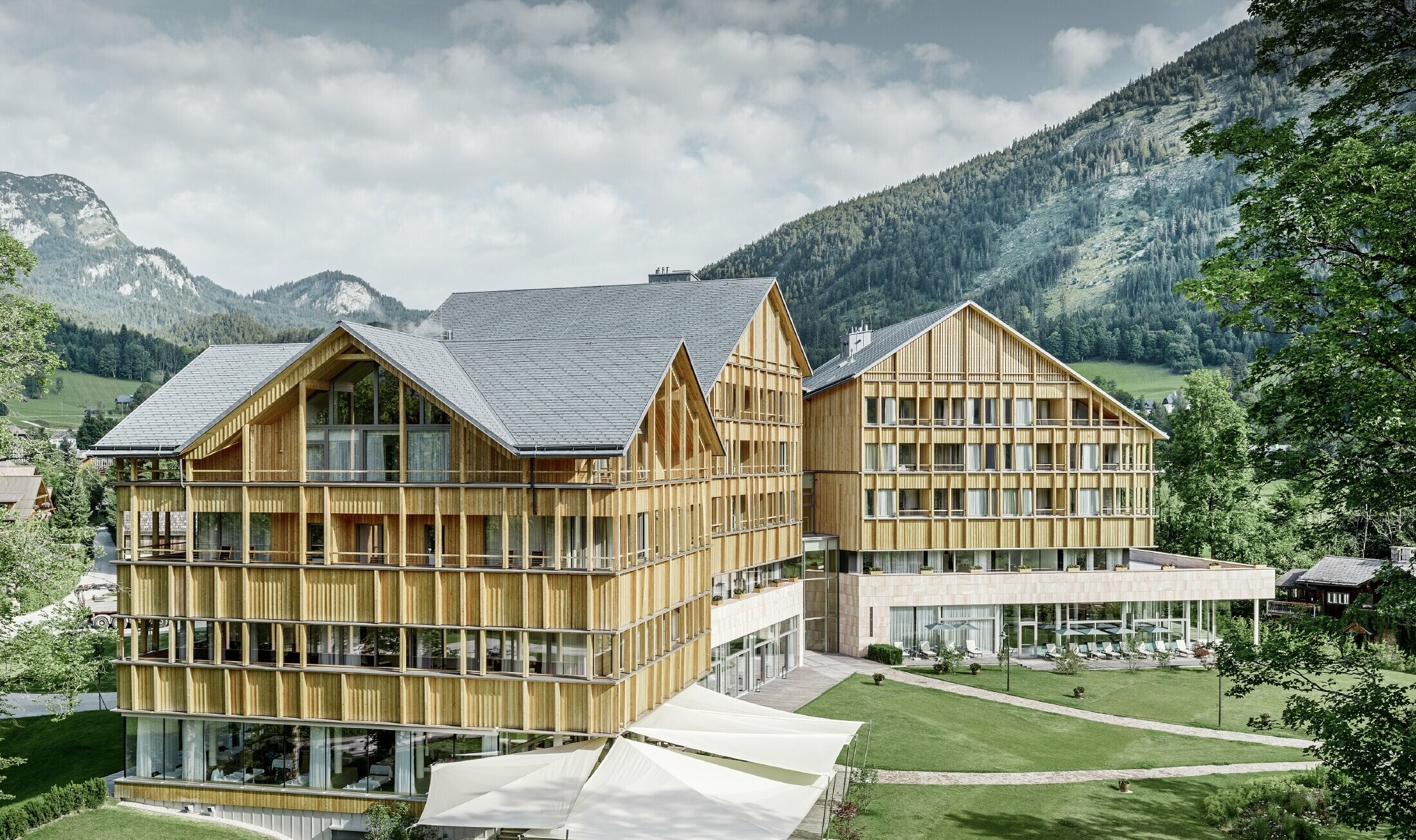 Hotell Vivamayr i Altaussee med träfasad och PREFA takshingeltak