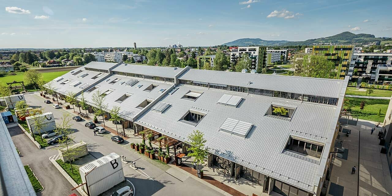 Flygfoto över Panzerhalle i Salzburg. Taket renoverades med takpanel från PREFA i silvermetallic.