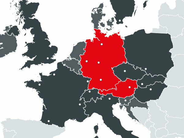 Karta som visar alla europeiska länder där PREFA bedriver verksamhet, med de två produktionsanläggningarna i Österrike och Tyskland i rött