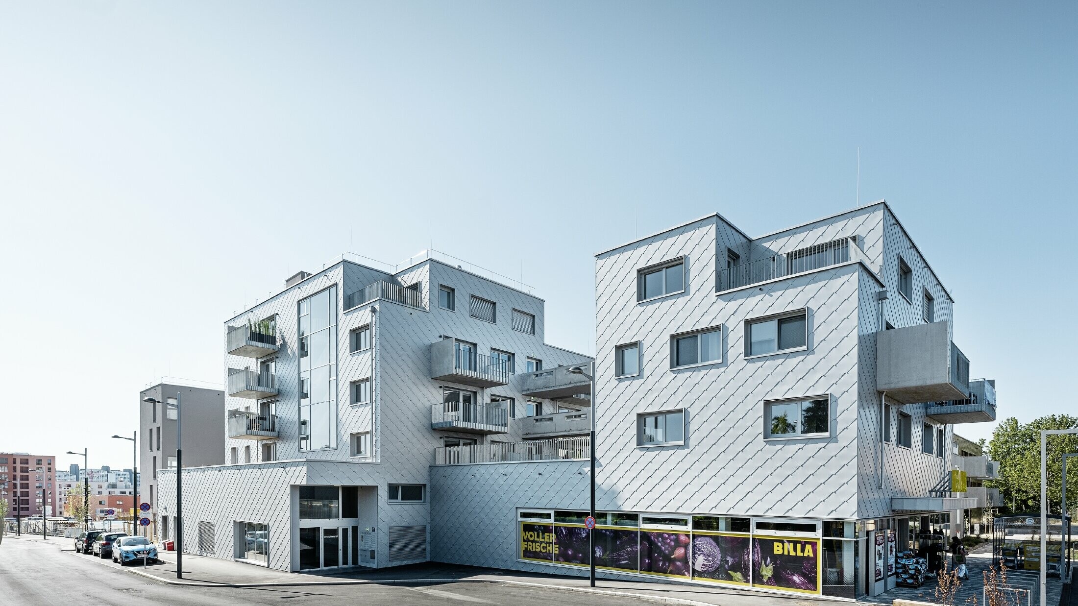 Bostadshus med flackt tak och rombbeklädnad på fasaden med PREFA väggromb 44 × 44 i silvermetallic