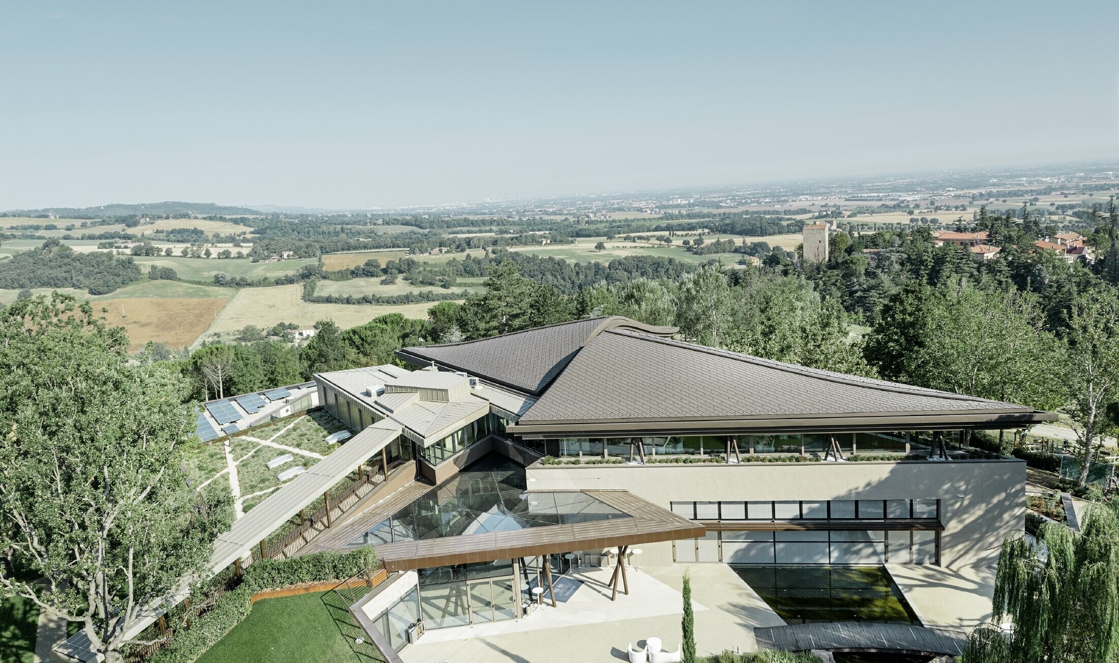 Palazzo di Varignana golfresort med ett vidsträckt PREFA-aluminiumtak i brunt