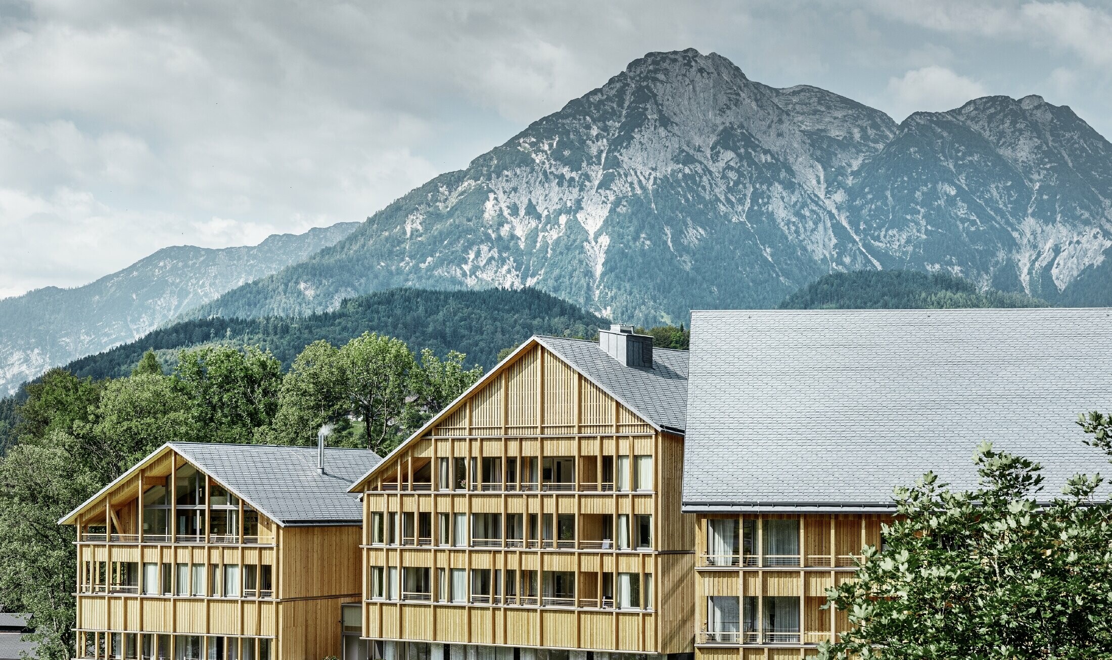 Hotell Vivamayr i Altaussee med träfasad och PREFA takshingeltak