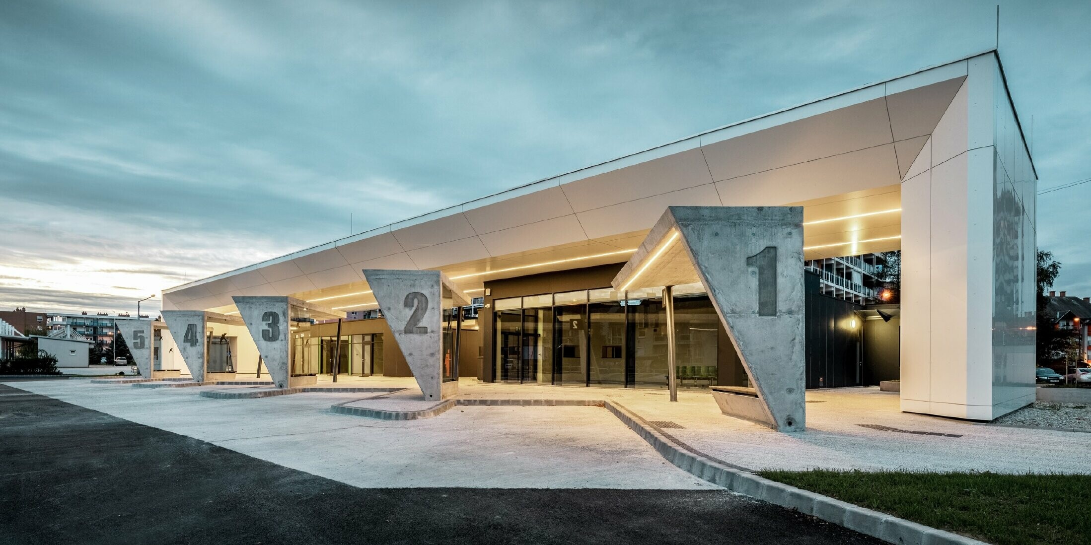 Modernt gestaltad busstation i Lenti. De undre skikten är klädda med PREFABOND aluminiumkompositskiva i renvit.